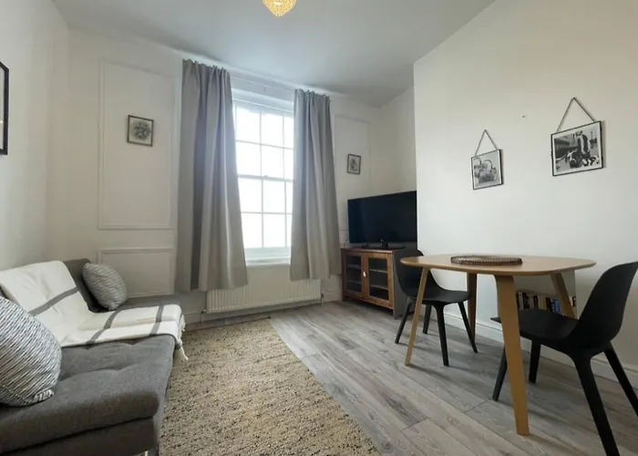 Comfy, Modern, Convenient, Parking!