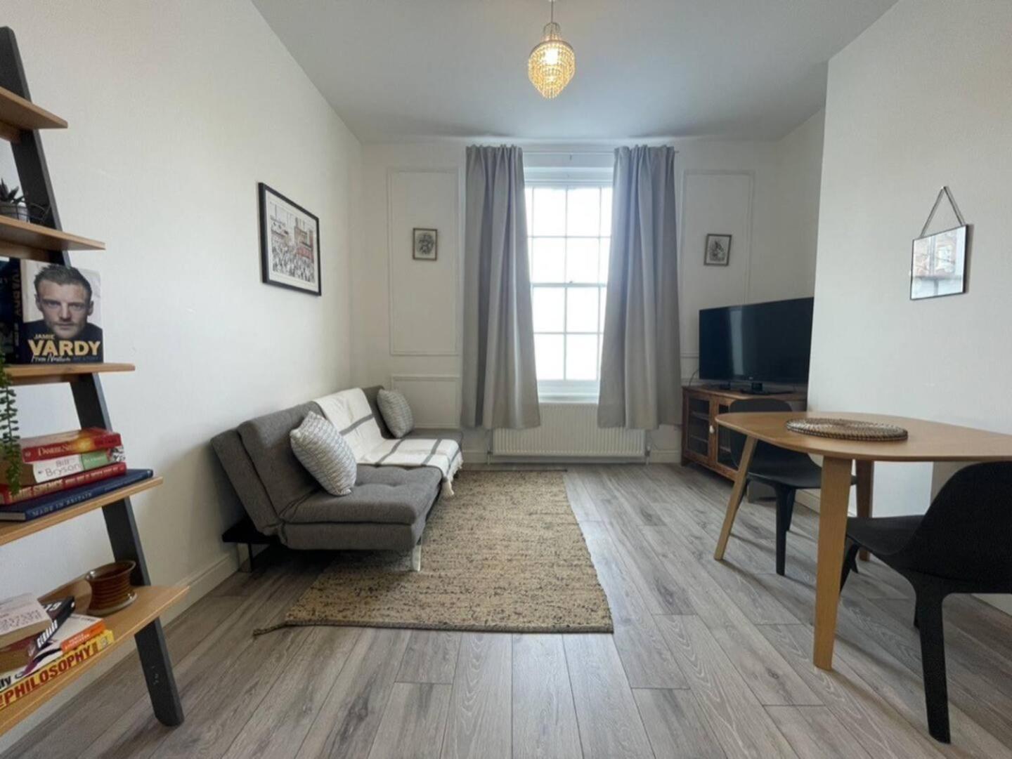 Comfy, Modern, Convenient, Parking! Apartment *